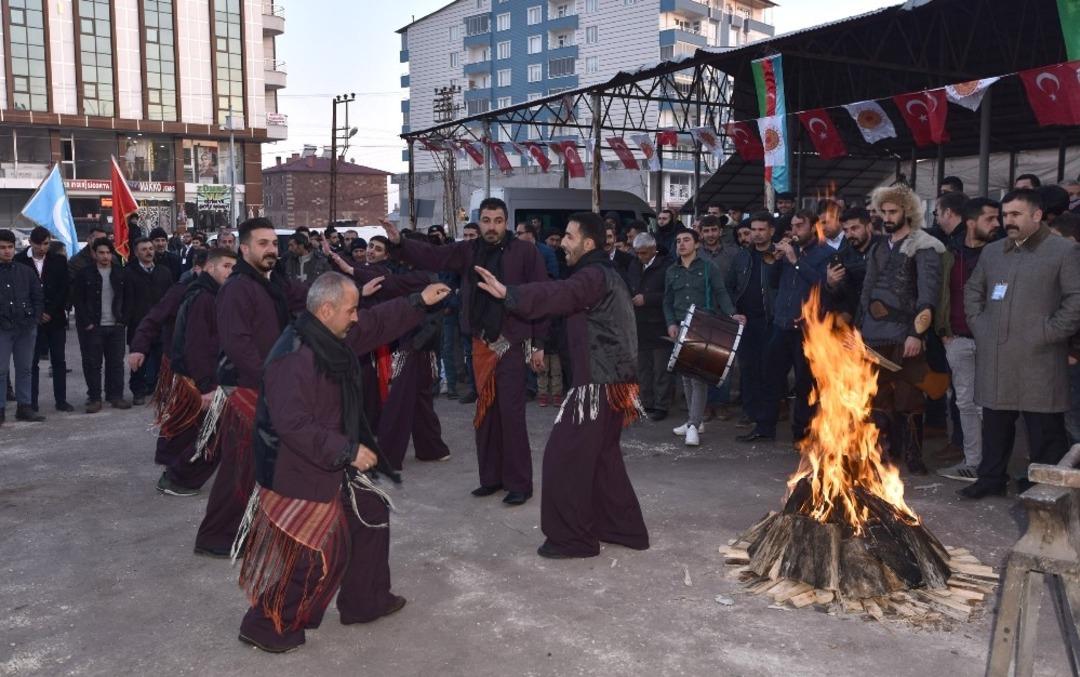 Ahlat&rsquo;ta Nevruz kutlamaları renkli g&ouml;r&uuml;nt&uuml;lere sahne oldu