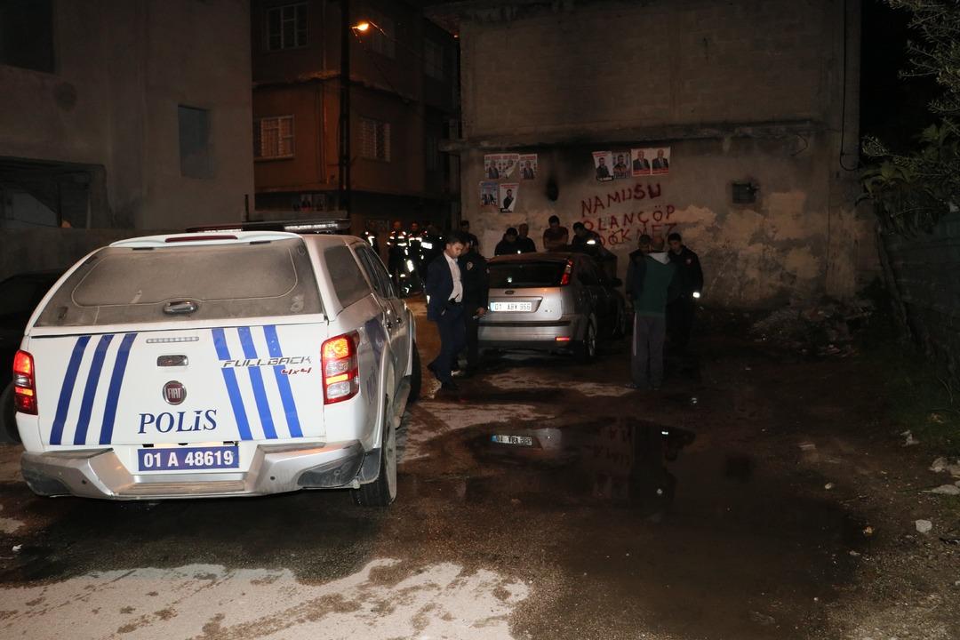 Ara&ccedil; park halindeyken alev aldı! İtfaiye yetişemeyince bakın nasıl s&ouml;nd&uuml;rd&uuml;ler