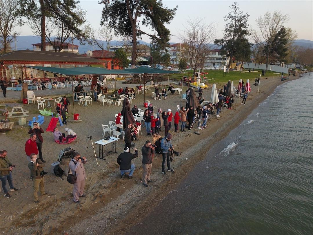 G&uuml;neşin suya kavuştuğu anı yakalamak i&ccedil;in yarıştılar