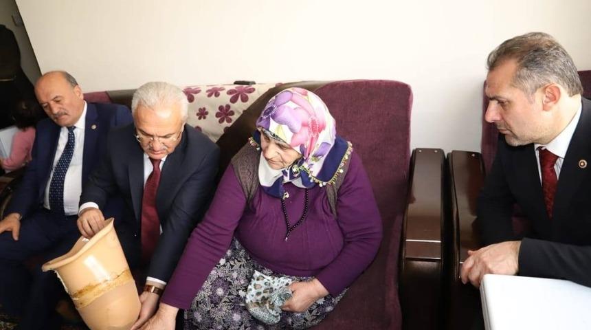 Yaşlı teyzenin protez bacak ihtiyacını Başkan Başsoy karşılayacak