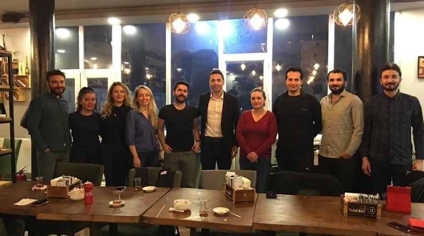 Tayini çıkan doktorlara veda yemeği