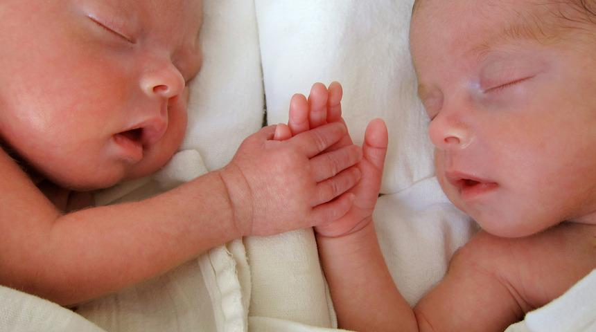 İkizi erkek olan kadınların yetişkinlikte sosyo ekonomik d&uuml;zeyi d&uuml;ş&uuml;yor 