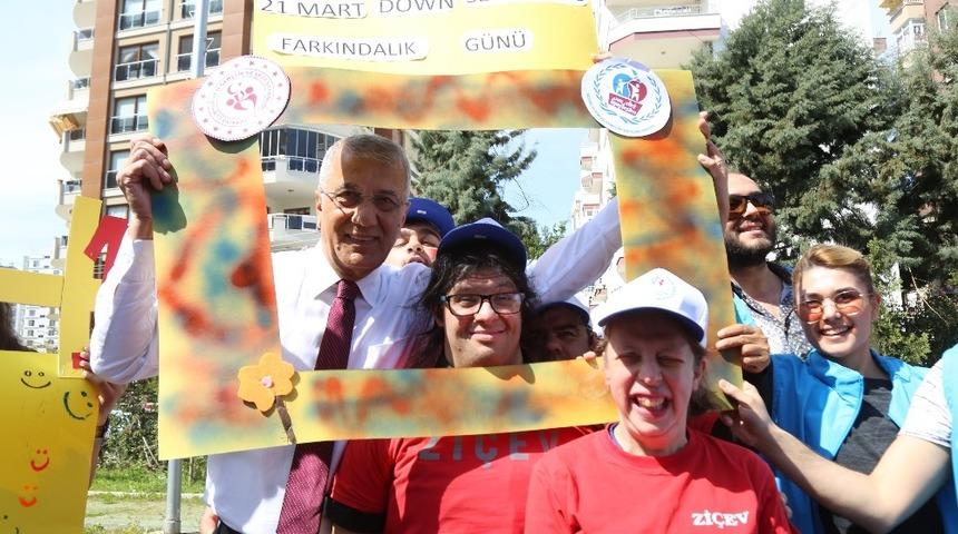 Başkan Tarhan, down sendromlu çocuklarla birlikte zumba yaptı