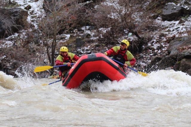 Zap Nehri’nde rafting heyecanı