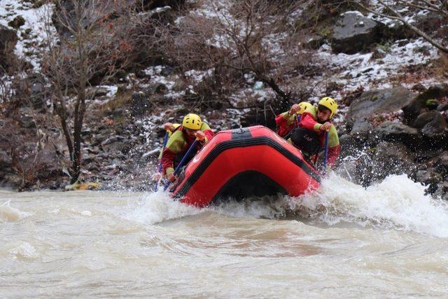 Zap Nehri’nde rafting heyecanı