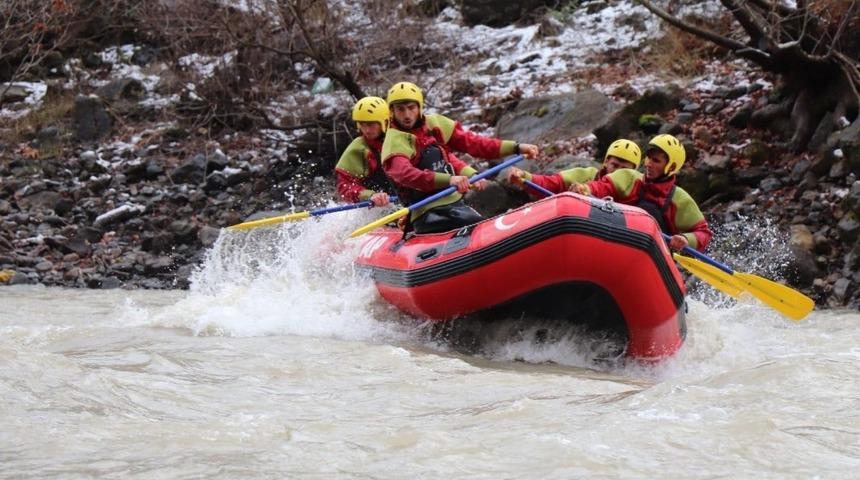 Zap Nehri&rsquo;nde rafting heyecanı
