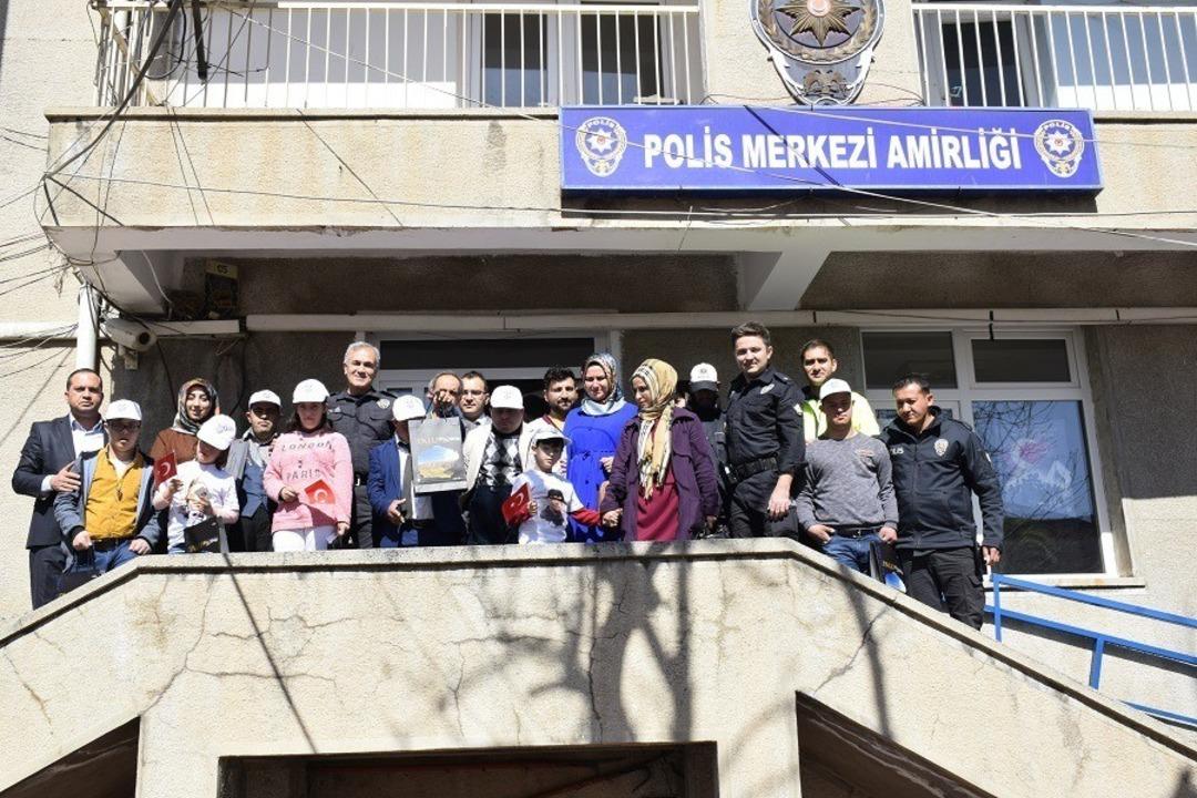 &Ouml;zel &ccedil;ocukları, polisler ağırladı