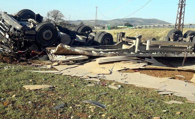 TIR yolcu minibüsüne çarptı: 3 yaralı