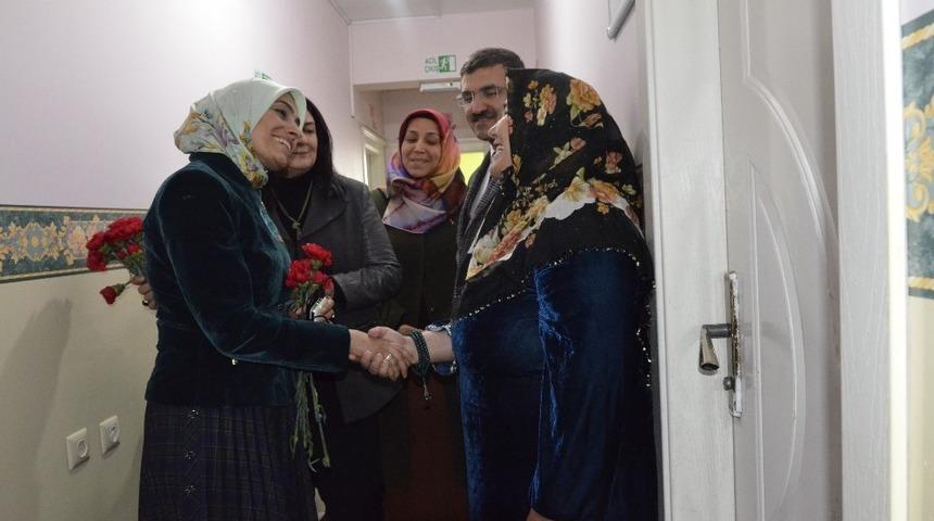 Ak Parti Milletvekili Taşkesenlioğlu yaşlıları ziyaret etti