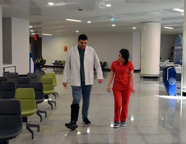 Doktor, 4 saat süren ameliyatı kırık ayakla tamamladı