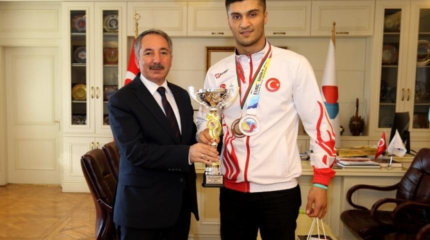 Ağrı İbrahim &Ccedil;e&ccedil;en &Uuml;niversitesi &ouml;ğrencisinin Boks da b&uuml;y&uuml;k başarısı