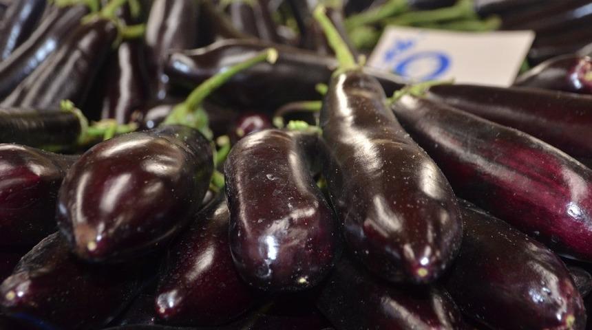 Patlıcan 9 liradan alıcısını bekliyor