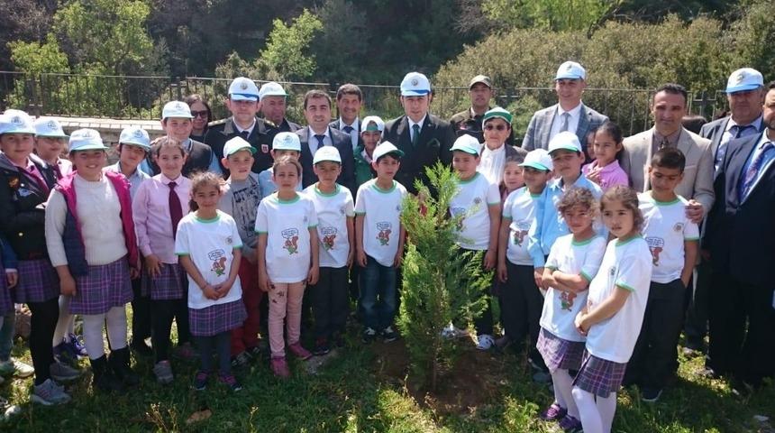 Datça’da protokol ve öğrenciler fidanları toprakla buluşturdu