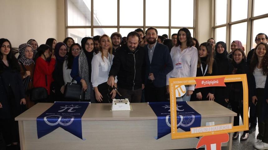 SA&Uuml;&rsquo;de Matematik B&ouml;l&uuml;m&uuml;nden Pi g&uuml;n&uuml; &ccedil;ıkarması