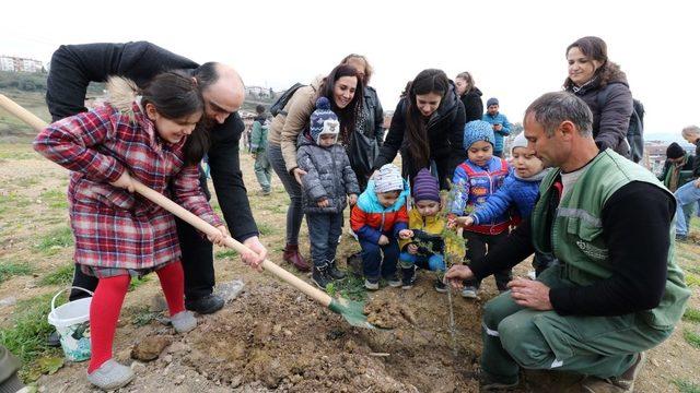 Minik eller fidanları toprakla buluşturdu