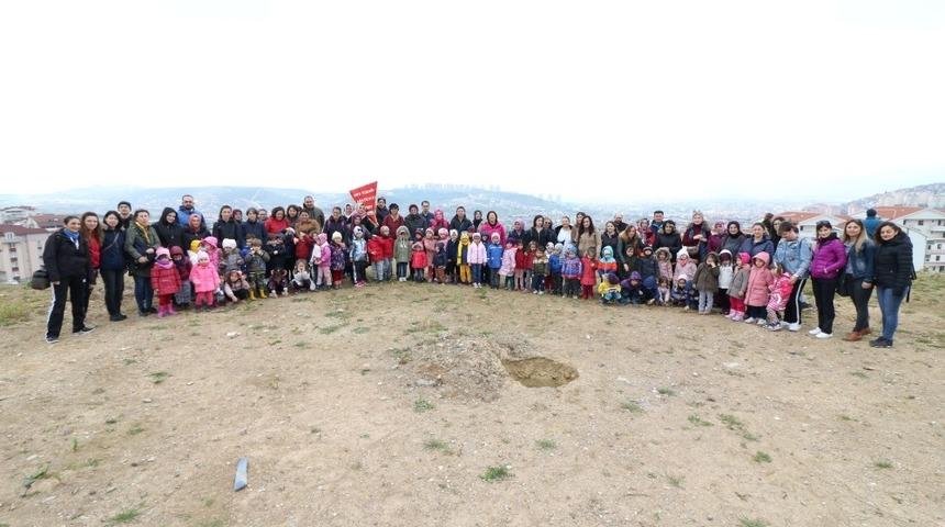 Minik eller fidanları toprakla buluşturdu