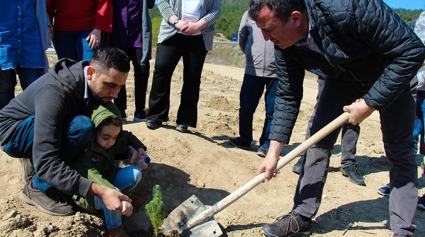 &Ouml;ğrenciler 300 fidanı toprakla buluşturdu
