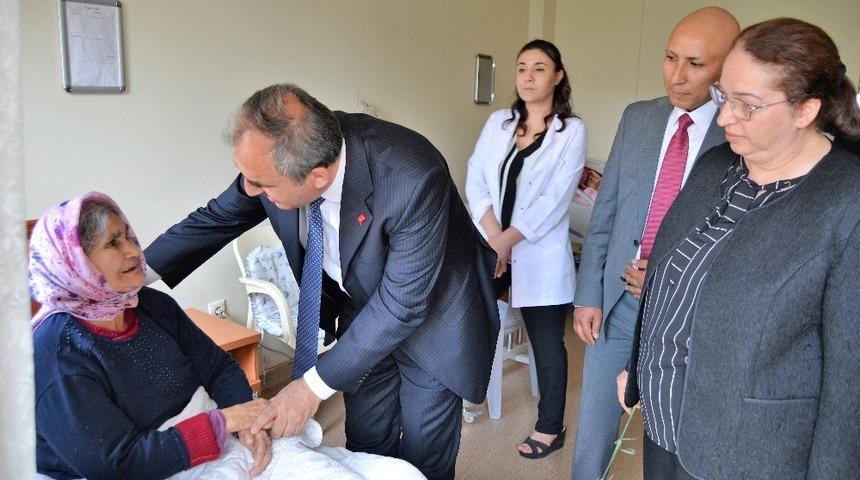 İl Sağlık M&uuml;d&uuml;r&uuml; Bah&ccedil;acı&rsquo;dan yaşlılara &ccedil;i&ccedil;ek