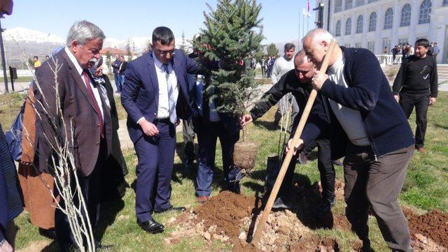 MTÜ Vahap Küçük MYO’da binlerce fidan toprakla buluştu