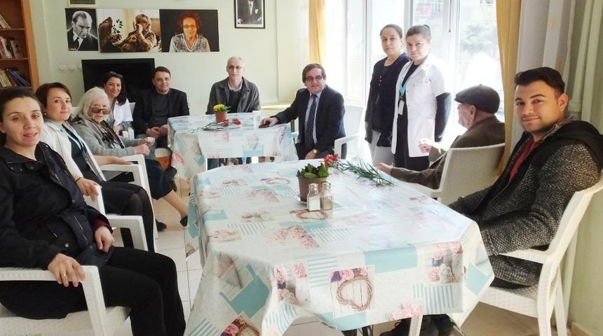 Burhaniye&rsquo;de sağlık&ccedil;ılar yaşlıları ziyaret etti