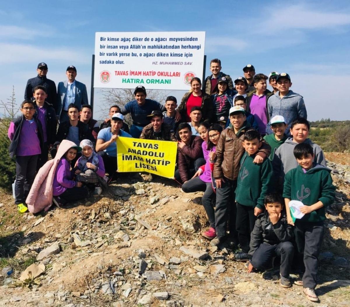 Tavas&rsquo;da &ouml;ğrenciler fidan dikti