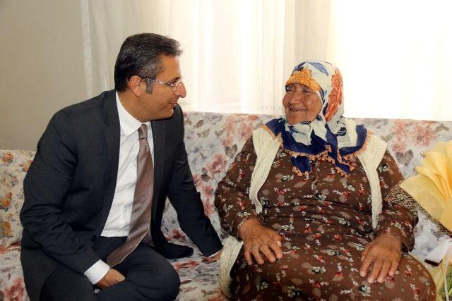 Başkan Pamuk, yaşlıların evlerine konuk oldu