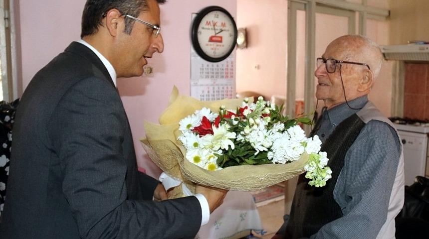 Başkan Pamuk, yaşlıların evlerine konuk oldu