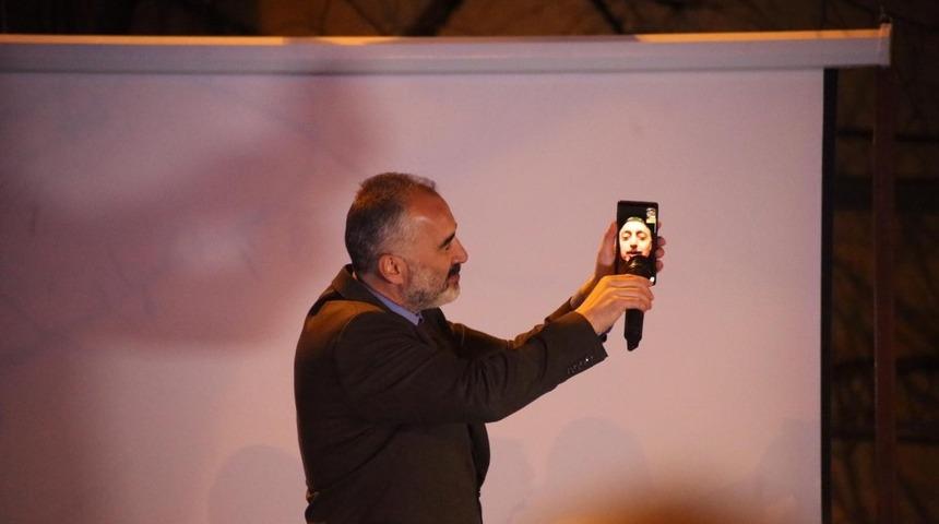 Başkan adayı mahalle mitingine canlı yayınla bağlandı