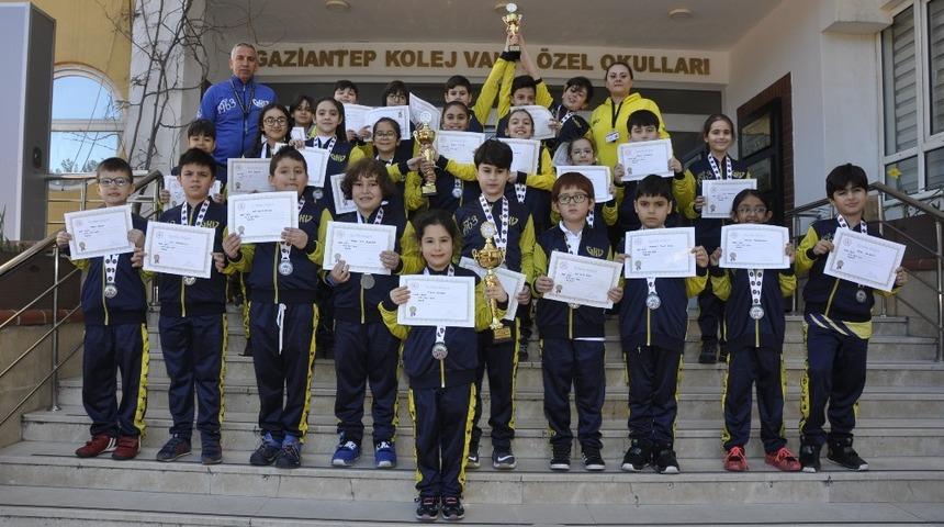 GKV&rsquo;nin Minik Kula&ccedil;ları Kupaları okullarına taşıdı