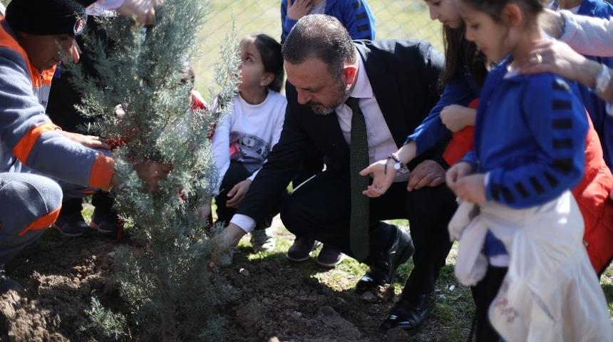 Başkan adayı Ercan, Orman Haftası dolayısıyla vatandaşlara fidan dağıttı