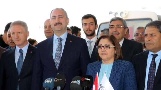 Bakan Gül, vatman koltuğuna oturdu