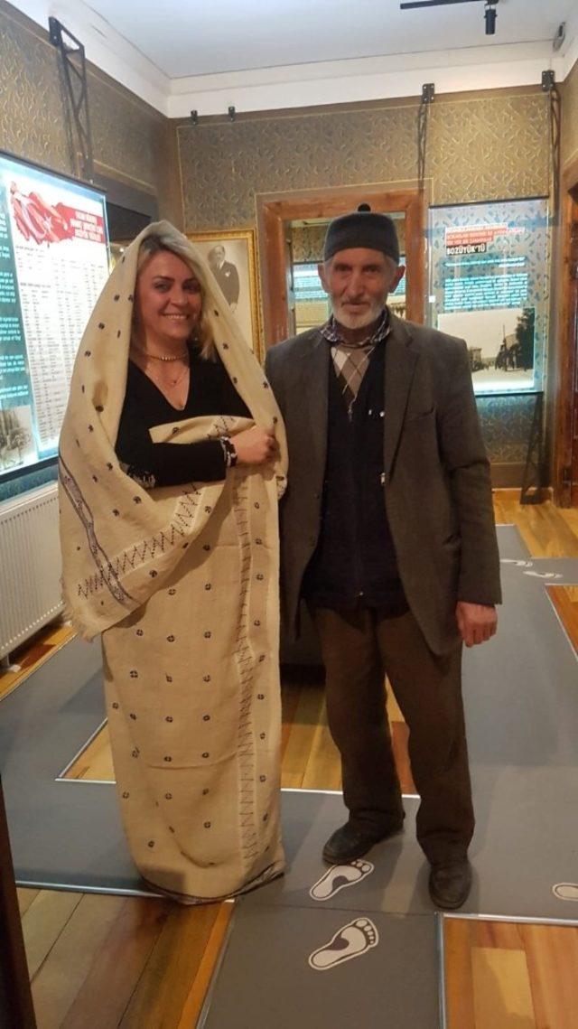 Kaybettiği eşinin ehramını Şehir Müzesi’ne bağışladı