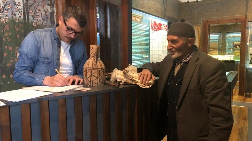 Kaybettiği eşinin ehramını Şehir Müzesi’ne bağışladı