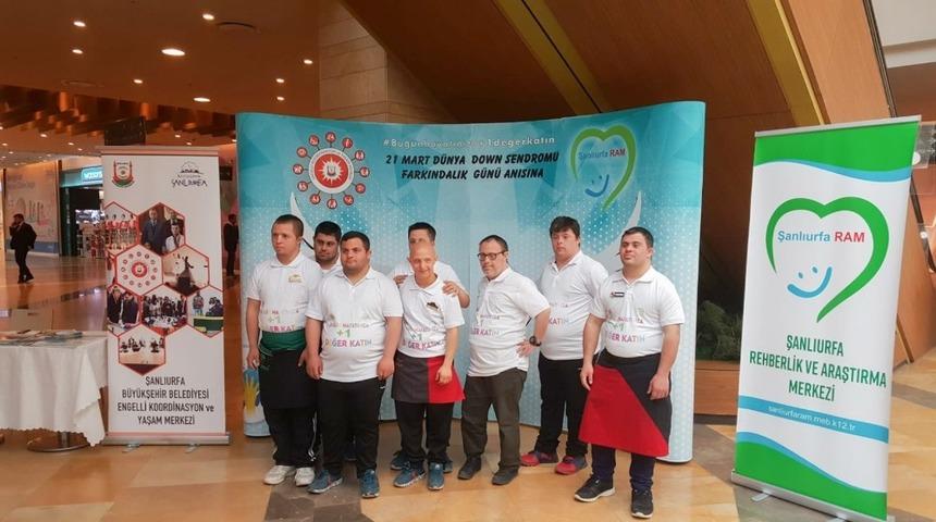 Down Sendromlu gençler, “farkındalık için” çalıştı