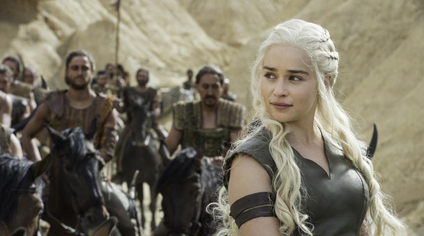Emilia Clarke Game of Thrones boyunca sakladığı hastalığını itiraf etti! 2 defa ölümün kıyısından dönmüş!