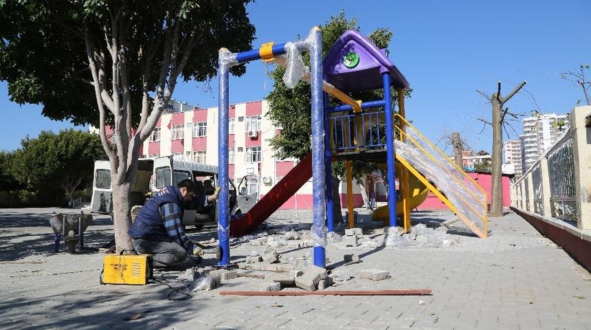 Erdemli Belediyesi&rsquo;nden okullara oyun parkı desteği