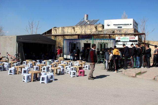 Öğrencilerin öğle yemekleri darülacezeden