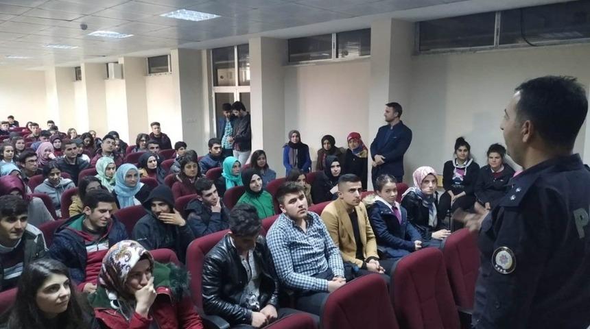 &Ouml;ğrencilere teknoloji bağımlılığı ve trafik kuralları eğitimi verildi