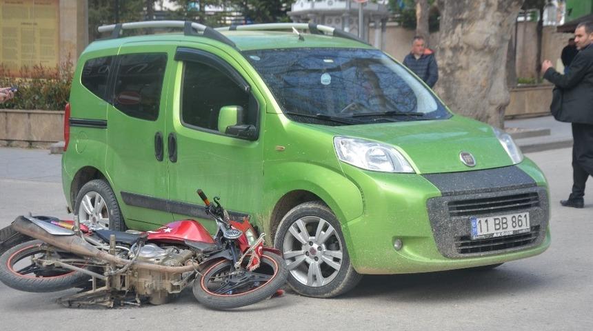 Hafif ticari ara&ccedil;la motosiklet &ccedil;arpıştı, şans eseri yaralanan olmadı