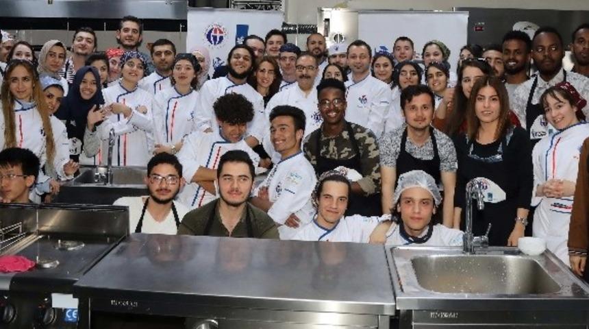 Rekt&ouml;r, yabancı &ouml;ğrencilerle tava yaptı