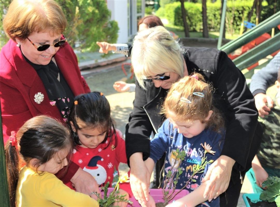 &lsquo;Yaşlılara Saygı Haftası&rsquo; etkinliğinde &ccedil;i&ccedil;ek diktiler