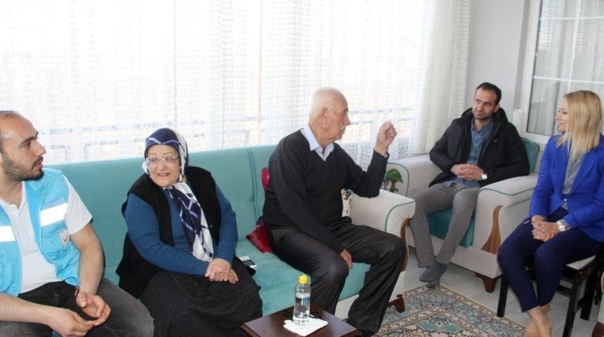 Van B&uuml;y&uuml;kşehir Belediyesinden yaşlıları sevindiren ziyaret