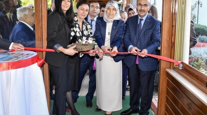 Huzurevi sakinleri sergi a&ccedil;tı