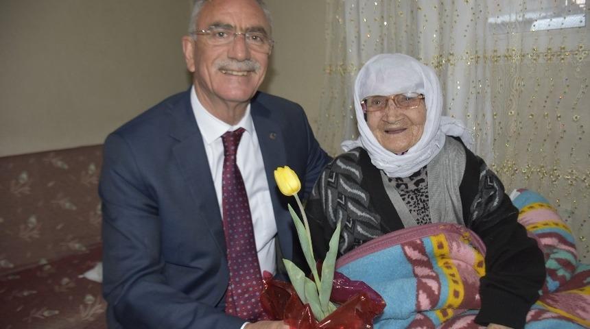 Başkanı Kale yaşlıları evlerinde ziyaret etti