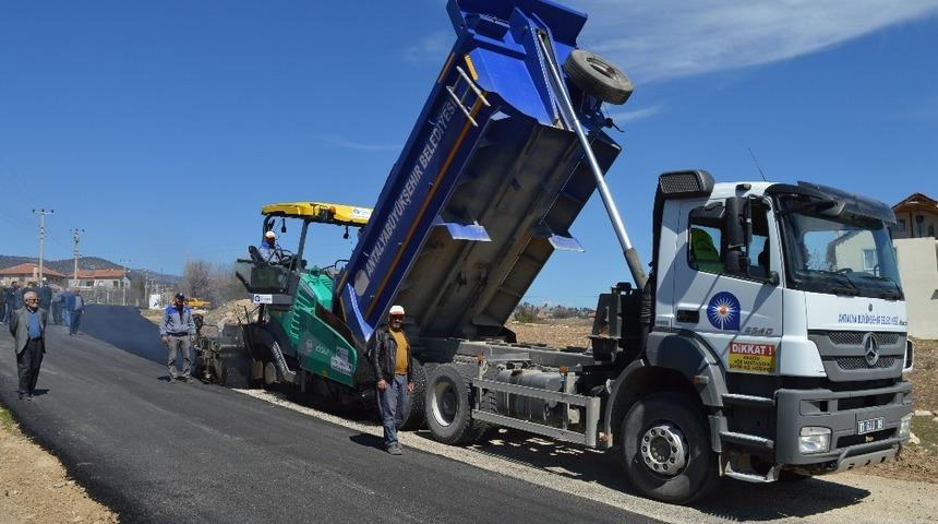 Korkuteli Akyar-G&uuml;m&uuml;şl&uuml; yoluna sıcak asfalt