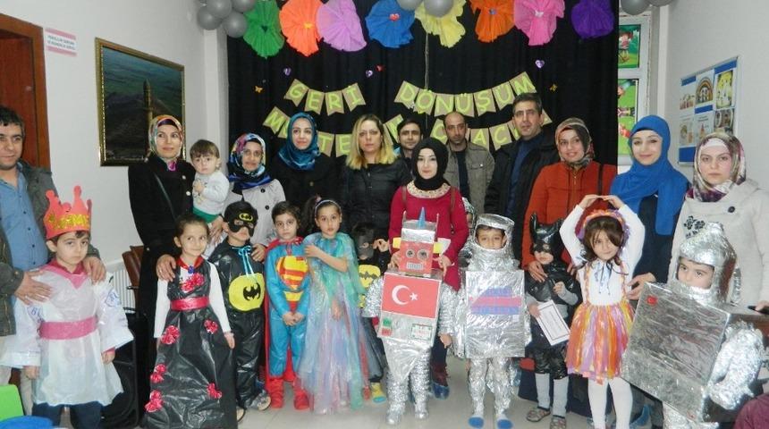 Anaokulu &ouml;ğrencilerinden geri d&ouml;n&uuml;ş&uuml;m defilesi