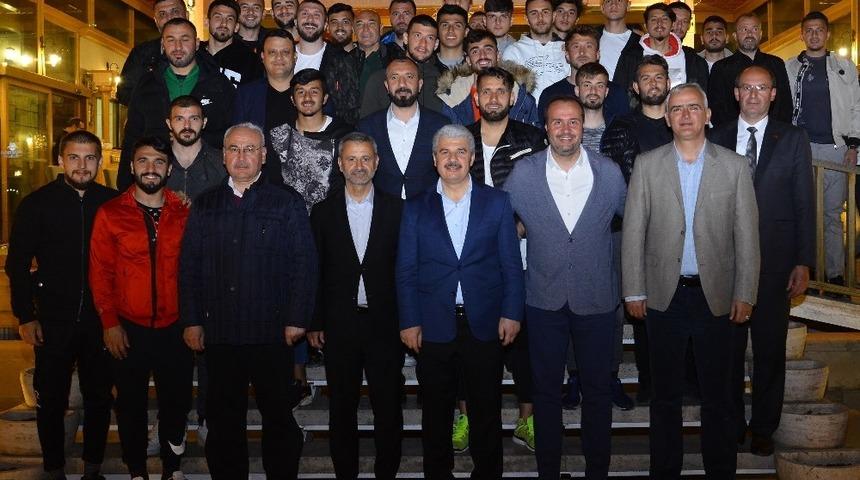 Vali Akın, Kırşehir Belediyesporlu futbolcularla bir araya geldi