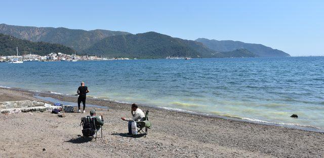 Marmaris'te denizin kıyısı sarıya boyadı