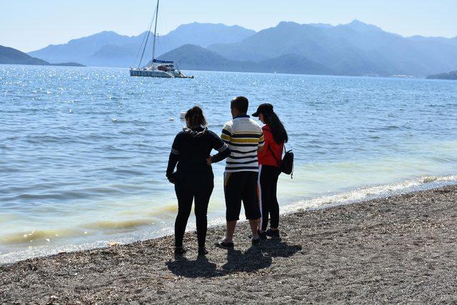 Marmaris'te denizin kıyısı sarıya boyadı