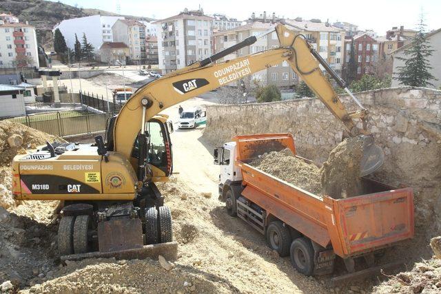 Tepeyi park yapmak için çalışıyorlar